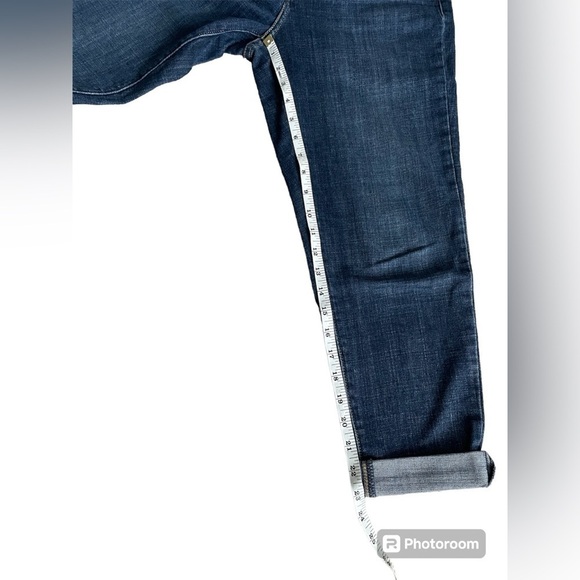 Womens Levi’s medium wash. Medium rise. Cropped. Size 6. Excellent condition. - Picture 8 of 9